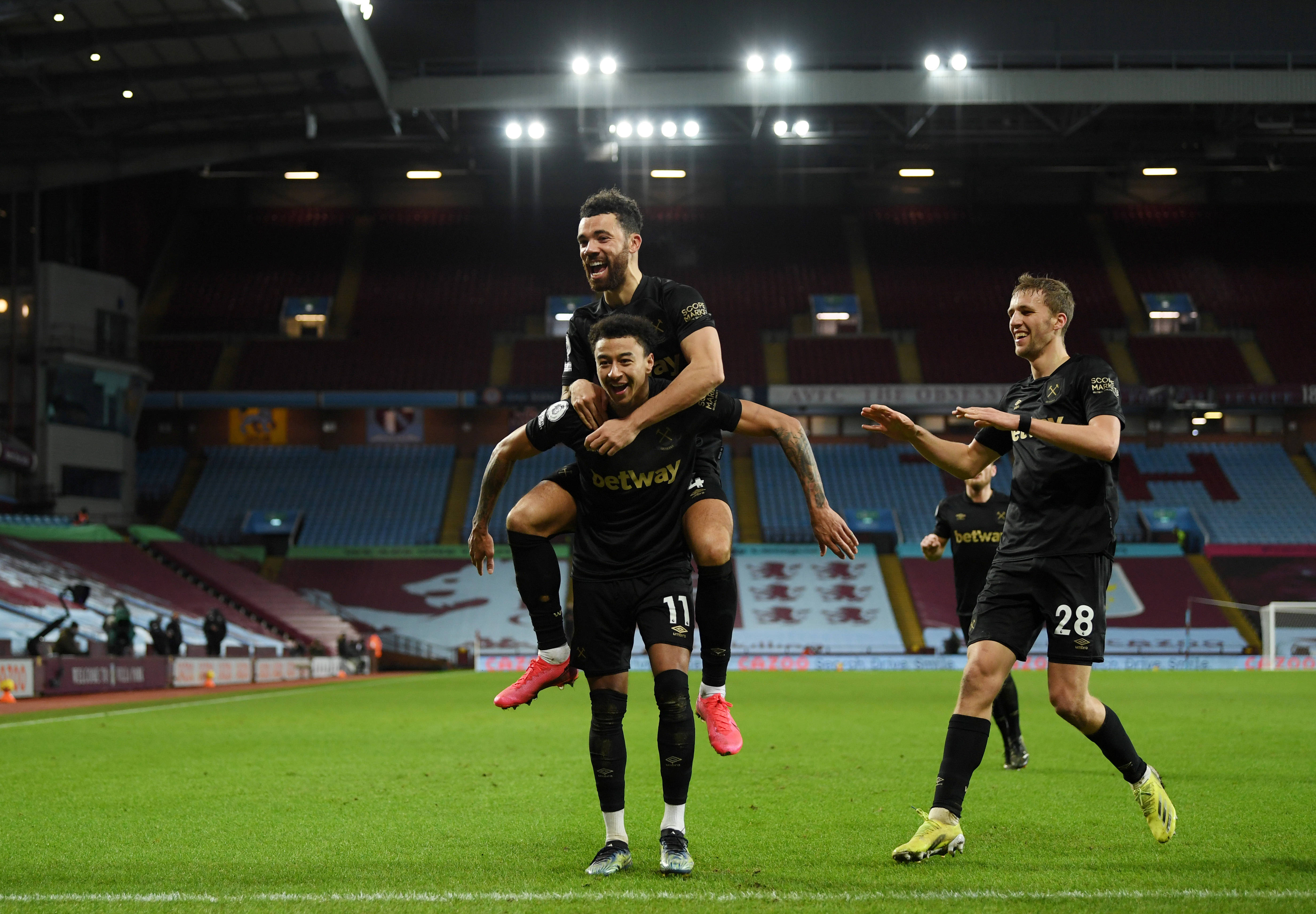 足坛一夜动态：曼城豪取19连胜，巴萨逆转马竞，纽卡热刺互相伤害