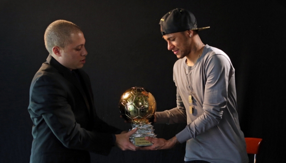 青岛记者：邵佳一大哥式的执教风格很适合当下中国足球的环境