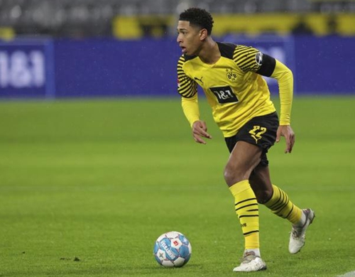 给爷整笑了，曼奇尼假意亲吻布鲁马多，将布鲁马多逗笑