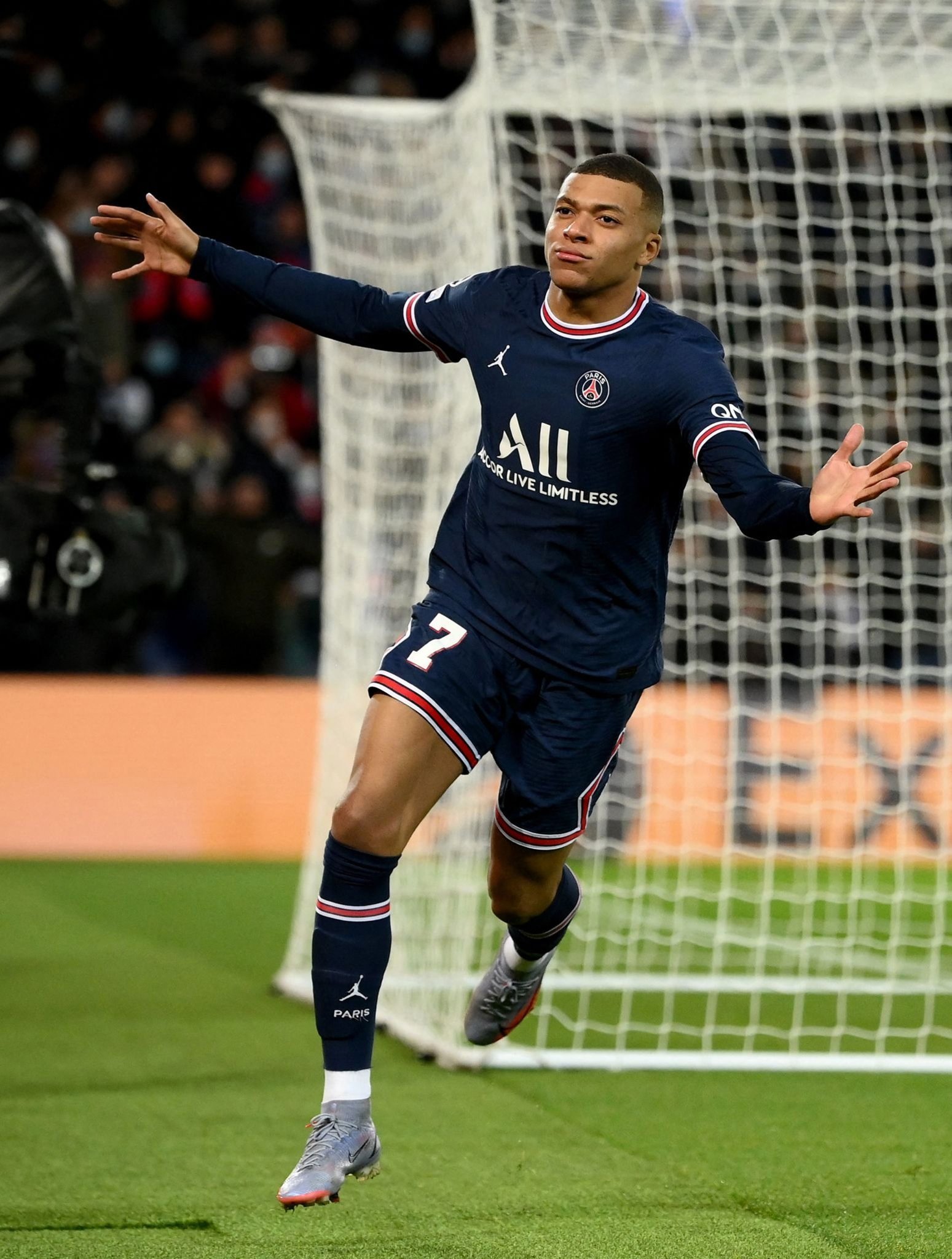 米兰名宿博列洛涛本赛季的米兰：目前球队成绩很好，但阿莱格里缺个我这样的中锋