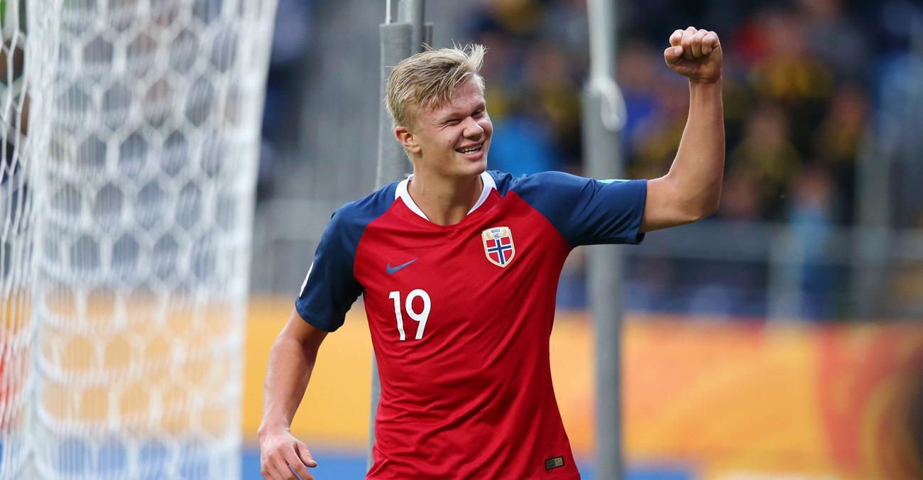 内马尔赛前牵着自己的女儿马维入场，之后还给女儿比心