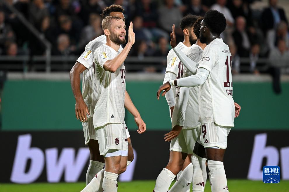 波兰足协谴责投掷烟火球迷：绝不容忍任何违反安全规定的行为（波兰足协痛斥向场内投掷烟火的球迷：对任何破坏安全的行为零容忍）