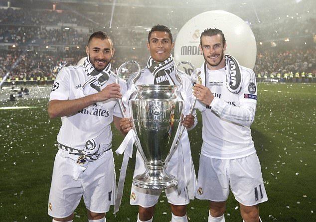 随队夺意超杯冠军！霍伊伦社媒晒捧杯照：何为明智之举（随队加冕意超杯！霍伊伦晒冠军捧杯照：这才是明智之举）