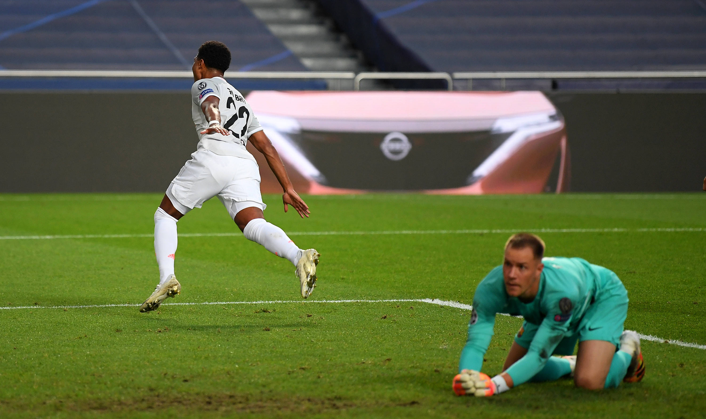 经济观察报：有关方面对国足洋帅年薪心理标准只有150万美元（经济观察报：相关人士对国足外籍主帅年薪的心理价位仅为150万美元）