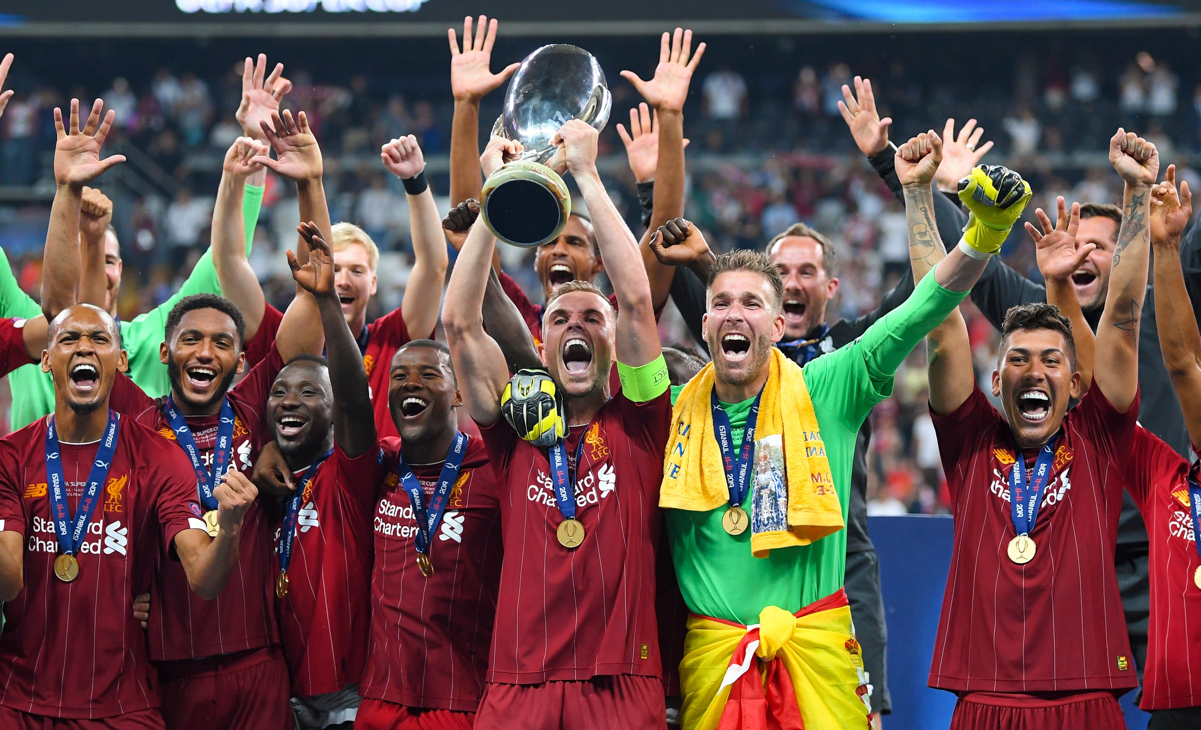 斯洛特执教利物浦遭遇挑战，进攻防守问题突出，萨拉赫争议，压力倍增。